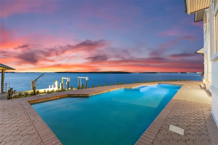 900 HARBOR IS