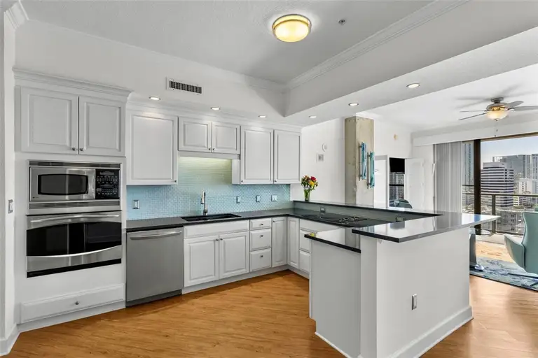 226 5TH AVE N #1502 — photo 4