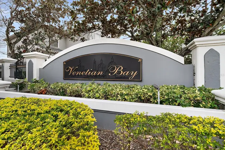 1009 BELLA VISTA DR NE