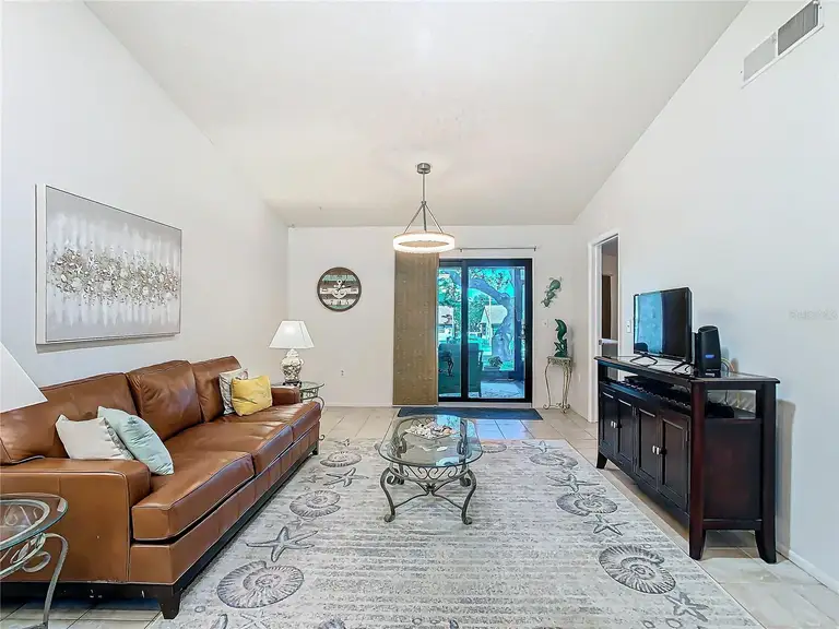 2606 OAK CIR — photo 4