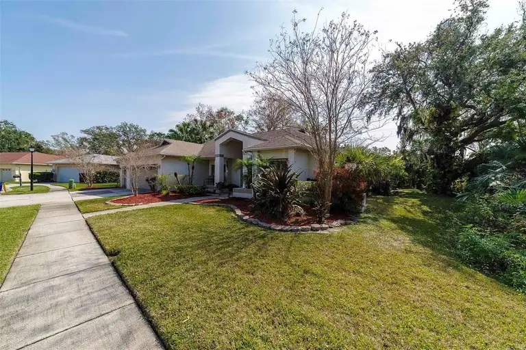 3037 CREST DR — photo 2