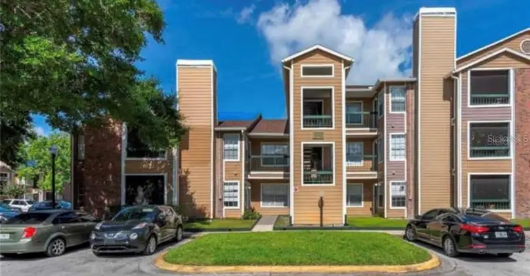 4200 THORNBRIAR LN #305