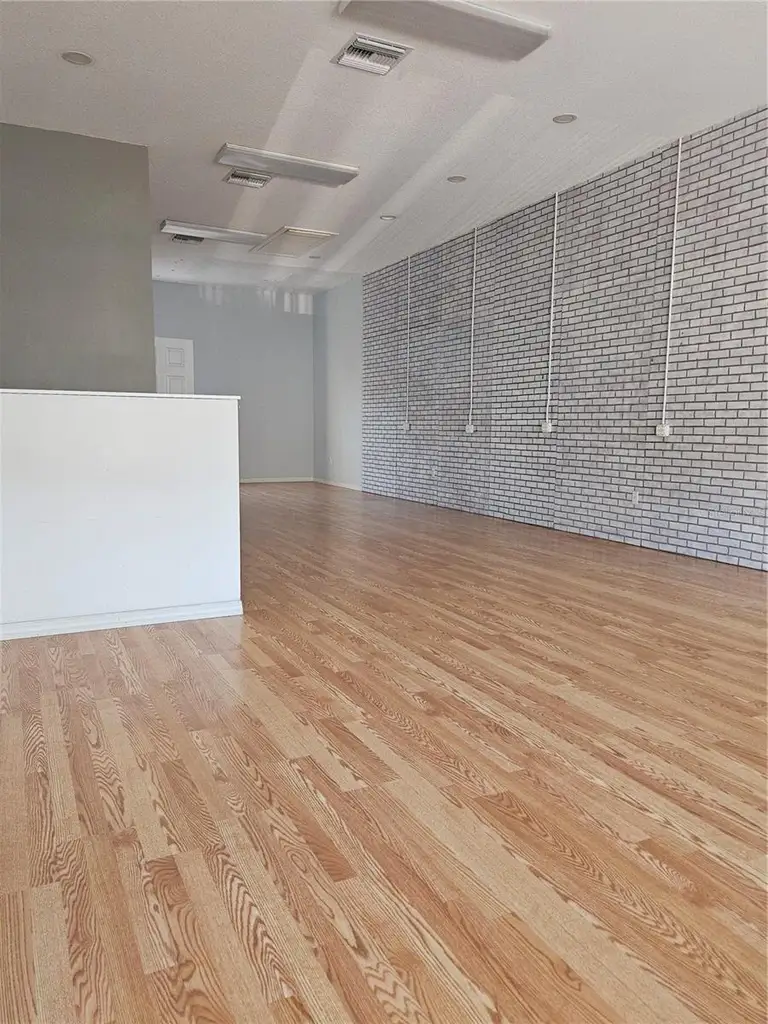 213 2ND ST #8 — photo 3