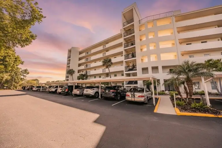 225 COUNTRY CLUB DR #1209
