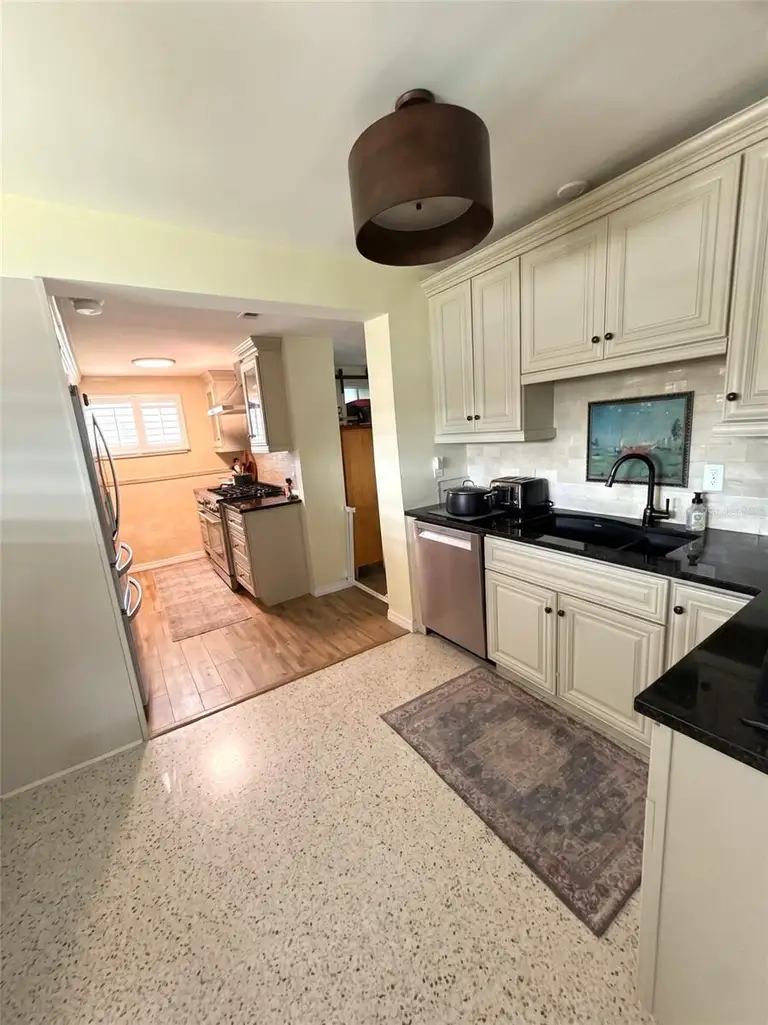 2475 TRADE WINDS DR — photo 2