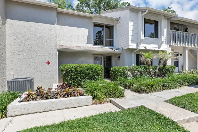 121 CROWN POINT CIR #121 — photo 3