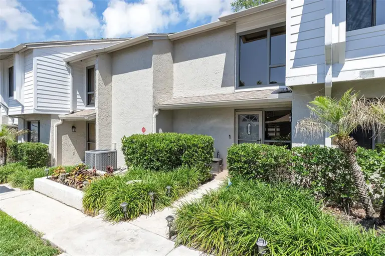 121 CROWN POINT CIR #121 — photo 4